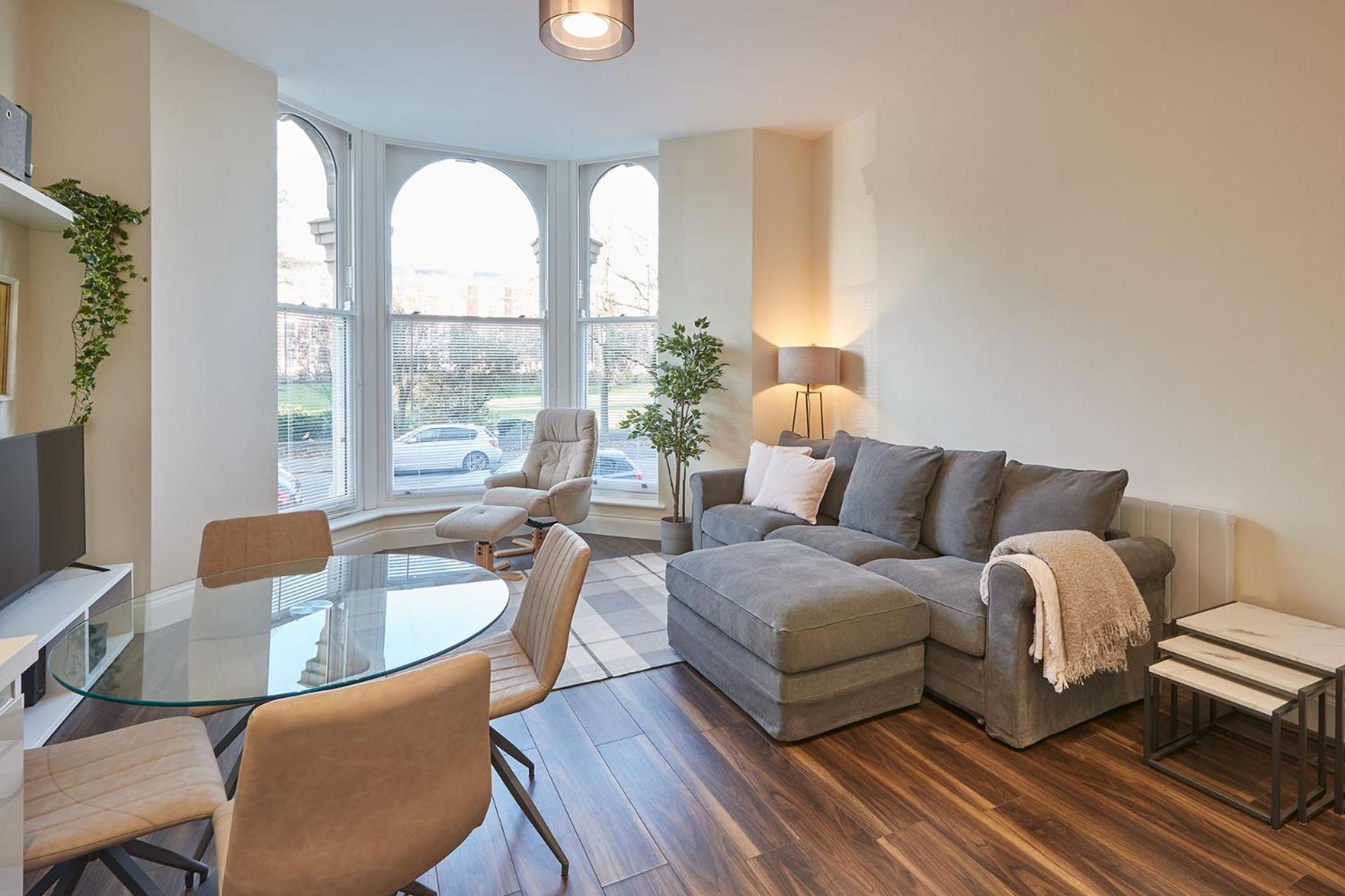 Host & - South Cliff Apartment *